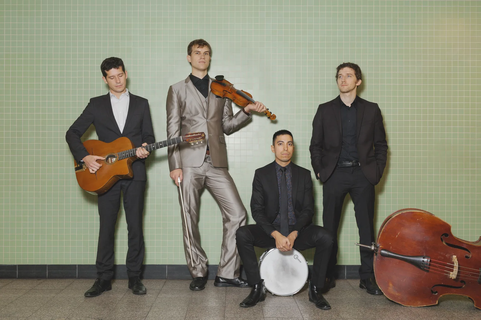 Vier Musiker der Band Temmingberg mit Violine, Gitarre, Kontrabass und Percussion