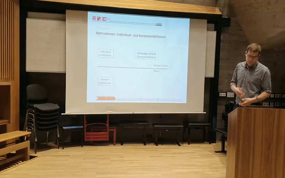 Lucas Temming bei einem wissenschaftlichen Vortrag auf der AMPF-Tagung 2019