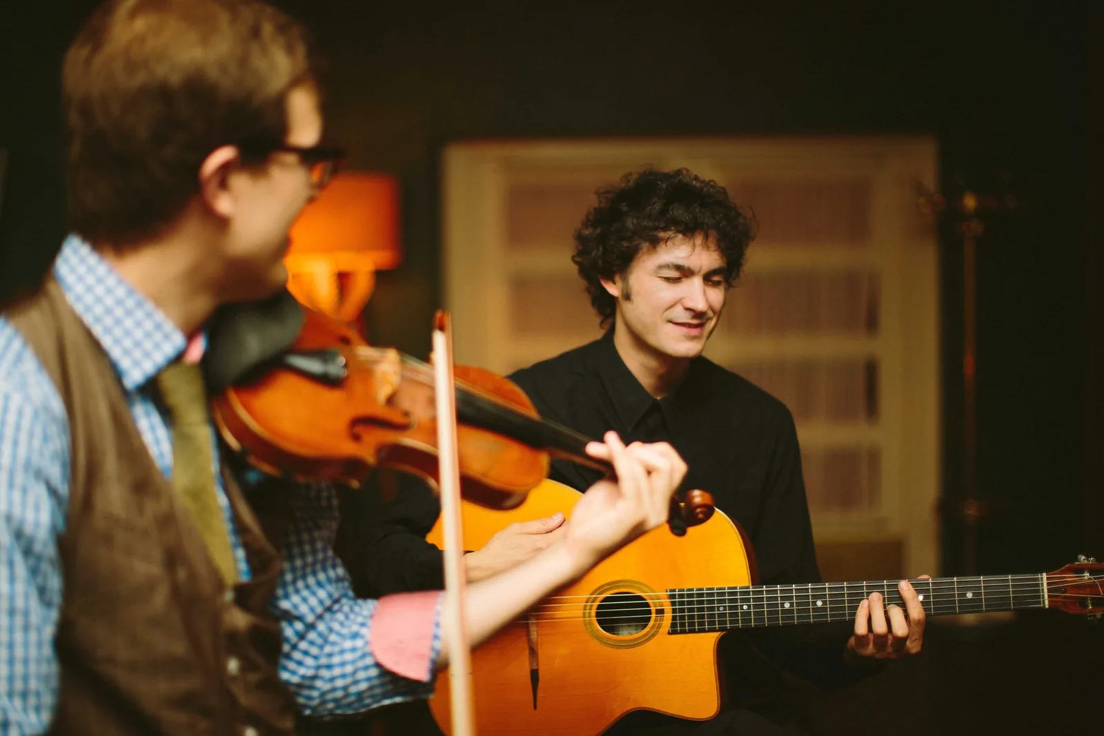 Lucas Temming spielt Violine neben einem Gitarristen