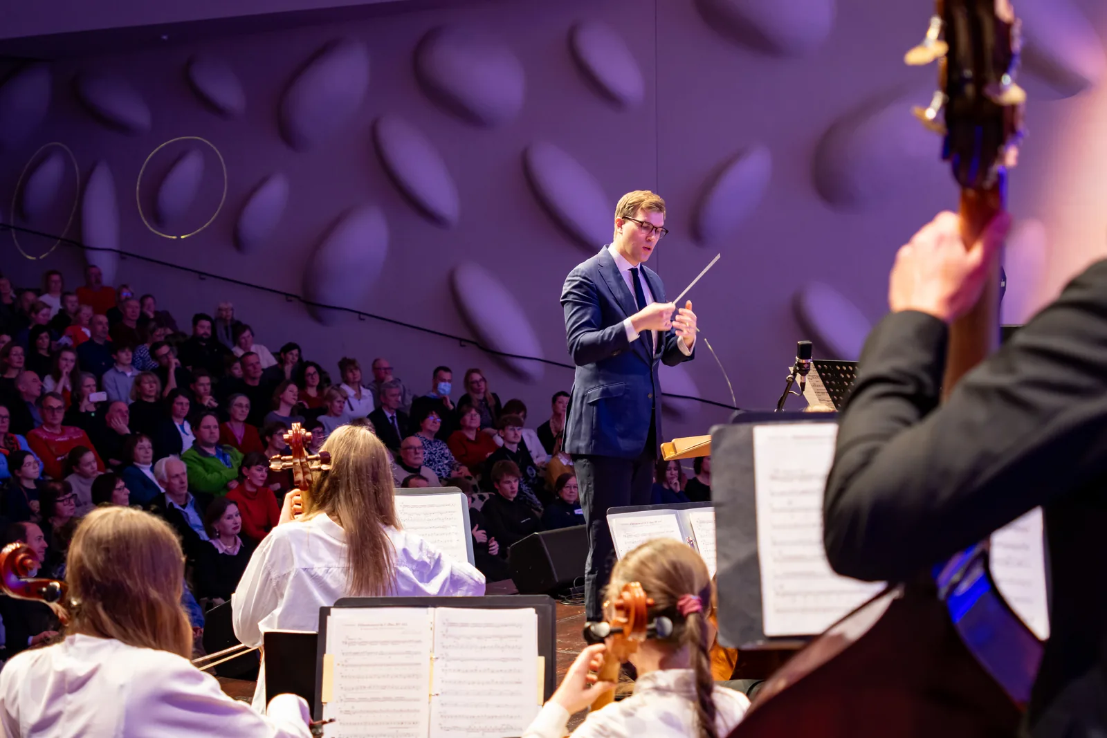 Lucas Temming dirigiert das Streichorchester beim Weihnachtskonzert 2025 im Nikolaisaal Potsdam