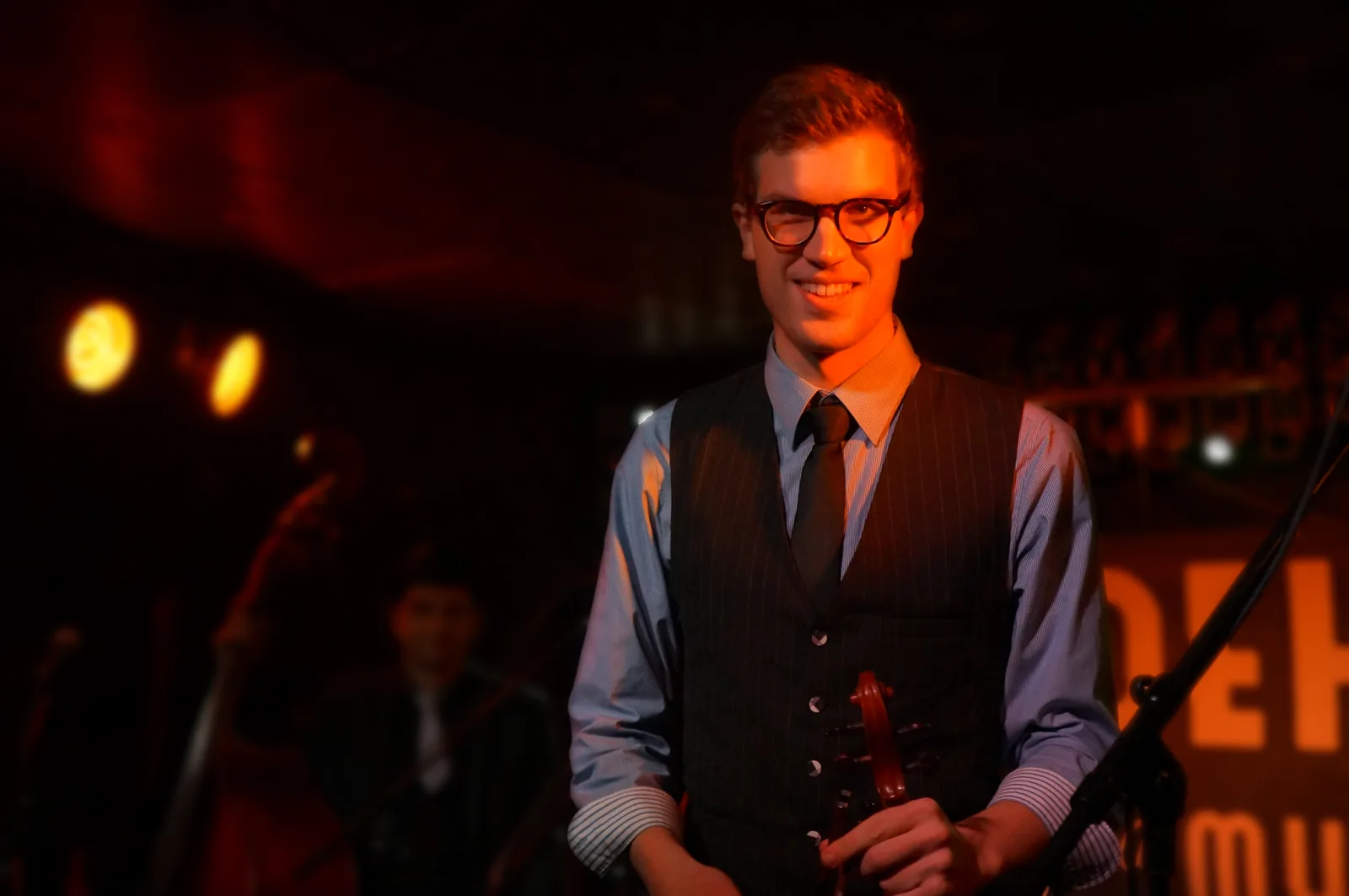 Lucas Temming mit Violine auf einer Bühne